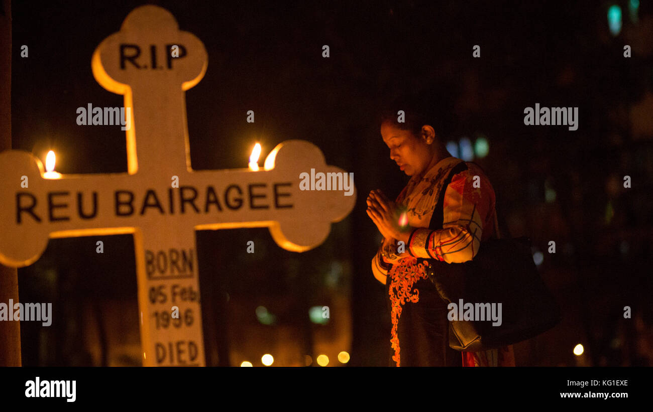 Dhaka, Bangladesch. 02 Nov, 2017. bangladeshi christlichen Gläubigen Tag alle Seelen' beobachten, bekannt als das Fest aller Seelen, Gedenken aller verstorbenen Gläubigen in Dhaka, Bangladesch am 02. November 2017. An diesem Tag Christen kommen auf den Friedhof und beten für die Verstorbenen Seelen von ihren Lieben..alle Seele Tag ist eine römisch-katholische Tag des Gedenkens für die Freunde und Angehörigen, die vergangen. Das kommt von dem alten heidnischen Fest der Toten, die die heidnischen Glauben, dass die Seelen der Verstorbenen für eine Mahlzeit mit der Familie zurückkehren würde gefeiert. Credit: zakir Hossain chowdhu Stockfoto