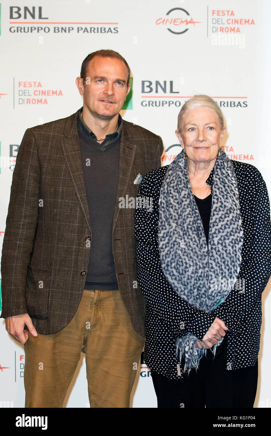 Rom, Italien. 02.. November 2017. Vanessa Redgrave und ihr Sohn Carlo Gabriel Nero besuchen am 2. November 2017 in Rom, Italien, eine Fotocolalle während des Rome Film Fest 12. im Auditorium Parco della Musica. Quelle: Geisler-Fotopress/Alamy Live News Stockfoto