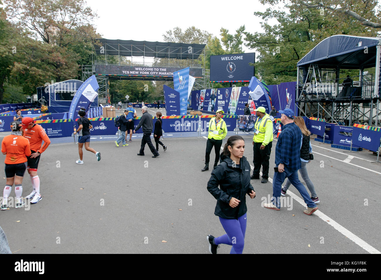 New York, USA. 2 Nov, 2017. Alles fast 2017 nyc Marathon finish Einrichtungen im Central Park bereit ist. nyc Marathon ist eine berühmte jährliche Ereignis, das viele Läufer und Zuschauer aus der ganzen Welt. Credit: Roman tiraspolsky/alamy leben Nachrichten Stockfoto