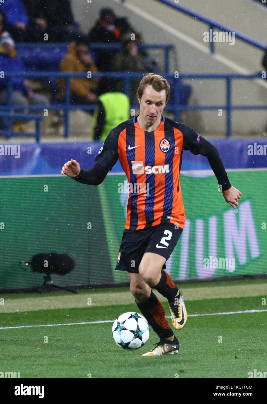 Charkiw, Ukraine. 1.. November 2017. Bohdan Butko von Shakhtar Donetsk in Aktion während des UEFA Champions League-Spiels gegen Feyenoord im OSK-Metalist-Stadion in Charkiw, Ukraine. Shakhtar gewann 3-1. Quelle: Oleksandr Prykhodko/Alamy Live News Stockfoto