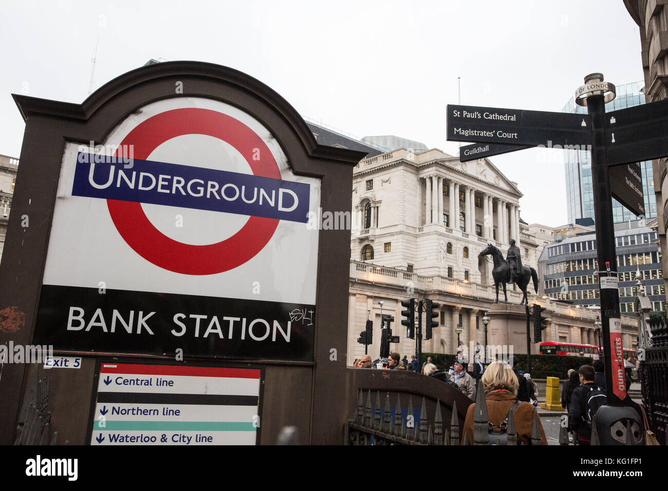 London, Großbritannien. 2. november 2017. der Londoner U-Bahn station an der Bank in der Londoner City aufgrund der Klang eines Feueralarms glaubte erkannt zu haben Rauch in der Plattform. Credit evakuiert wurde: Mark kerrison/alamy leben Nachrichten Stockfoto