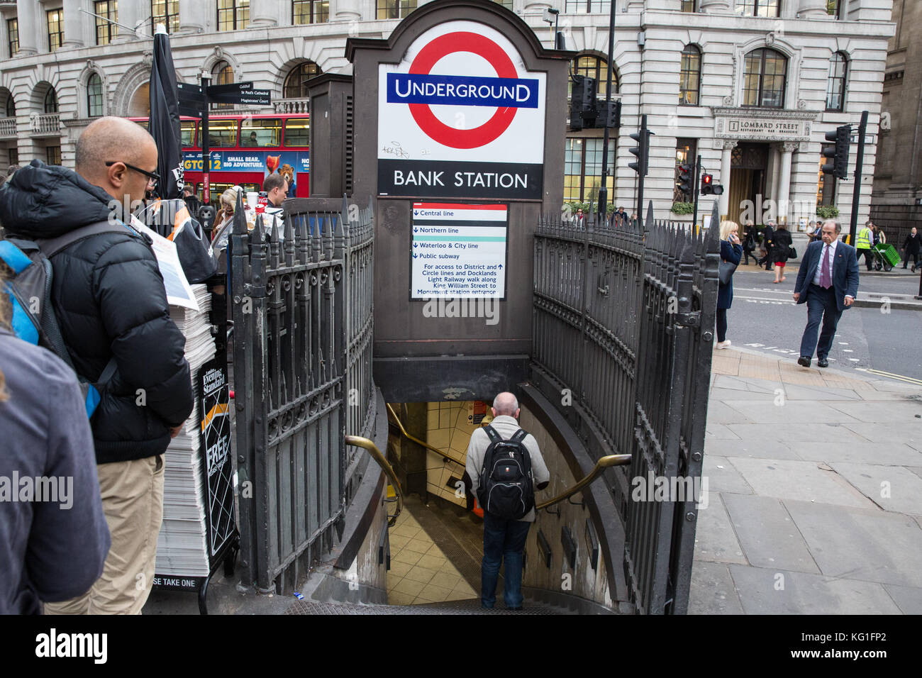 London, Großbritannien. 2. november 2017. der Londoner U-Bahn station an der Bank in der Londoner City aufgrund der Klang eines Feueralarms glaubte erkannt zu haben Rauch in der Plattform. Credit evakuiert wurde: Mark kerrison/alamy leben Nachrichten Stockfoto