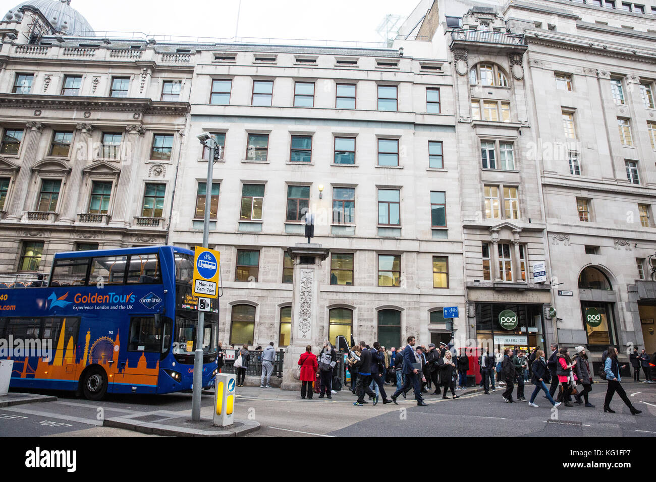 London, Großbritannien. 2. november 2017. Pendler außerhalb der Londoner U-Bahnstation an der Bank in der Londoner City warten, nachdem es aufgrund der Klang eines Feueralarms glaubte erkannt zu haben Rauch in der Plattform. Credit evakuiert wurde: Mark kerrison/alamy leben Nachrichten Stockfoto