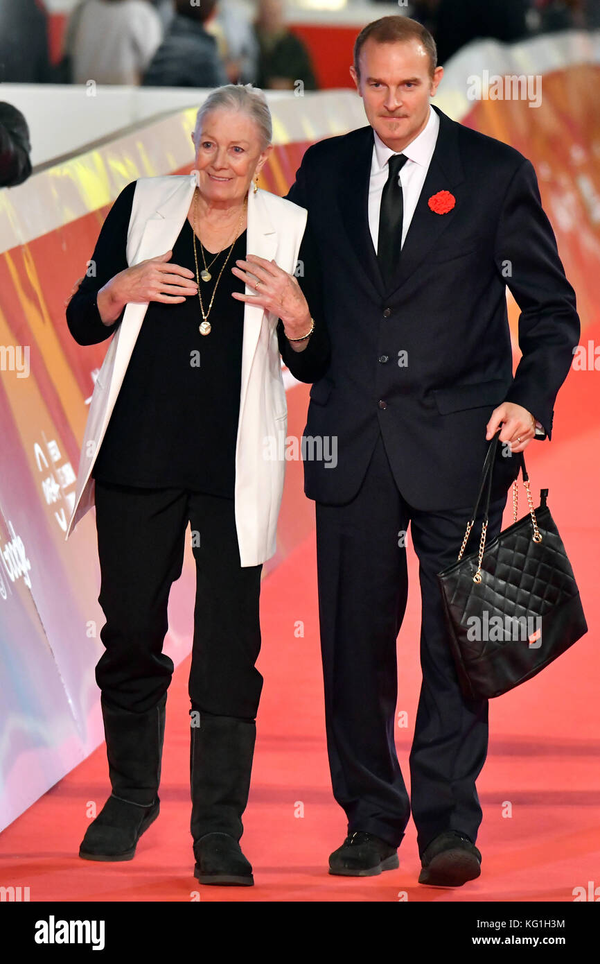 Rom, Italien. 02 Nov, 2017. Rom Kino fest 2017. Rom kino Party. Roter Teppich Vanessa Redgrave. Im Bild: Vanessa Redgrave mit ihrem Sohn Carlo Gabriel nero Credit: unabhängige Fotoagentur/alamy leben Nachrichten Stockfoto