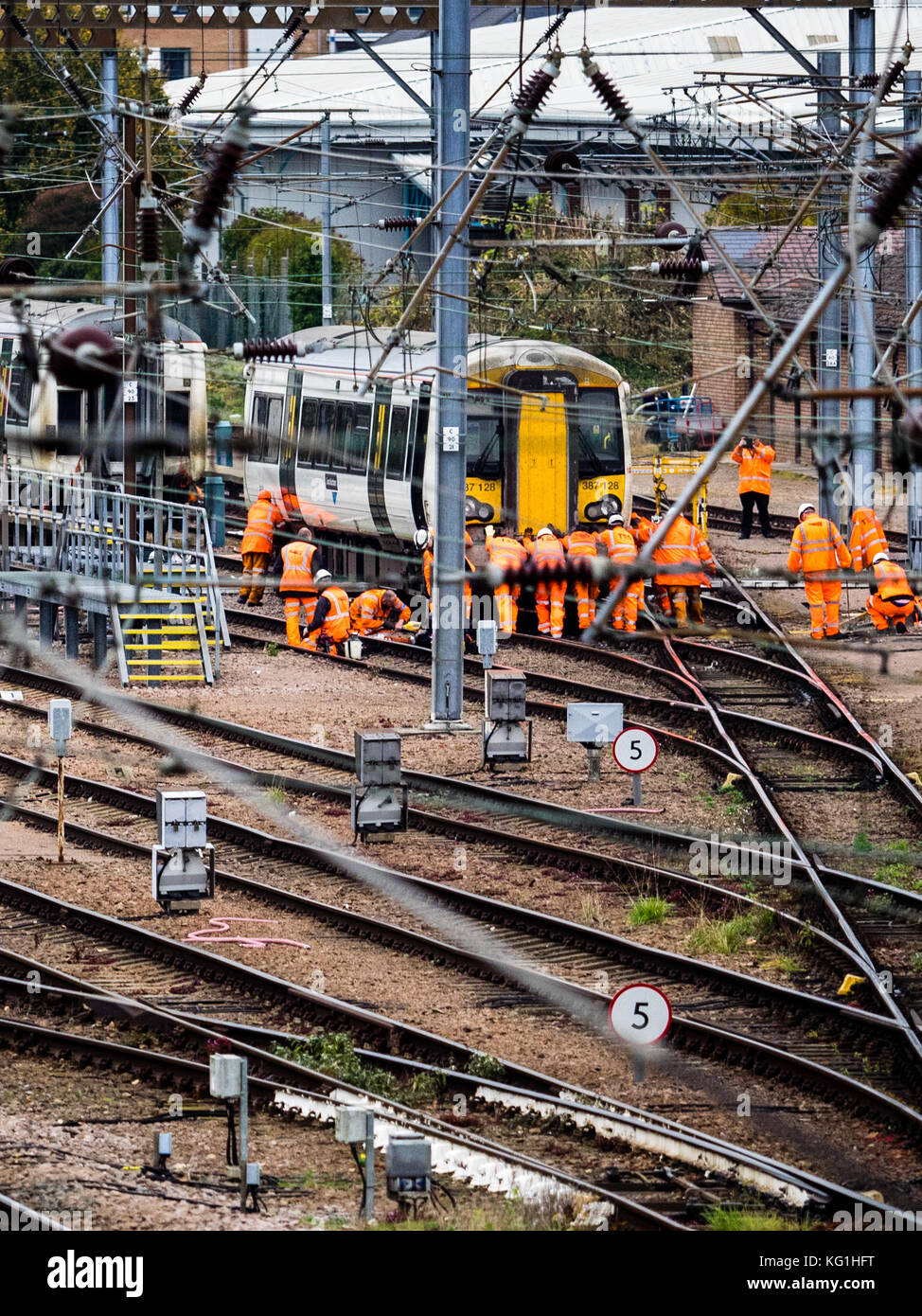 Durch Drücken einer Bahn Arbeitnehmer ein klemmender Zug zurück drücken Sie entlang der Strecke in Cambridge Stockfoto