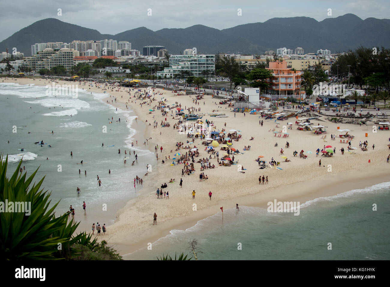 Bewegung der Schwimmer am Strand Recreio dos Bandeirantes in Rio de Janeiro diesen Donnerstag des Urlaubs der Verstorbenen (FOTO: TÉRCIO TEIXEIRA/BRASILIEN FOTOPRESSE) Stockfoto