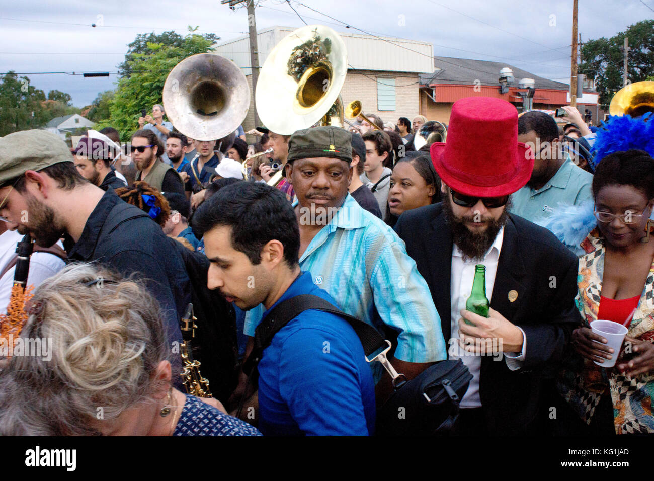 New Orleans, USA. 01 Nov, 2017. Eine Masse von Trauernden ehren Fats Domino in einem Second-line-Parade im 9. Bezirk von New Orleans. November 1, 2017. Credit: Ninette Maumus/Alamy leben Nachrichten Stockfoto