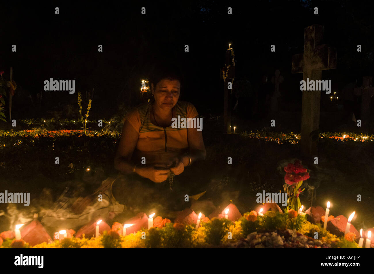 Kolkata, West Bengal, Indien. 2 Nov, 2017.Caption: Kolkata, West Bengal, Indien: Allerseelen ist ein heiliger Tag zur Ehre der Toten, zum Gedenken an die verstorbenen Gläubigen. christliche Gemeinschaft verstorbenen Verwandten am 2. November 2017. es ist ein jährlicher Tag der Hommage und beten für ihre Liebsten. der christlichen Gemeinschaft von Kolkata am Abend bei bhawanipore Friedhof versammelt haben ihr jährliches Ritual zu tun. Credit: debsuddha Banerjee/zuma Draht/alamy leben Nachrichten Stockfoto