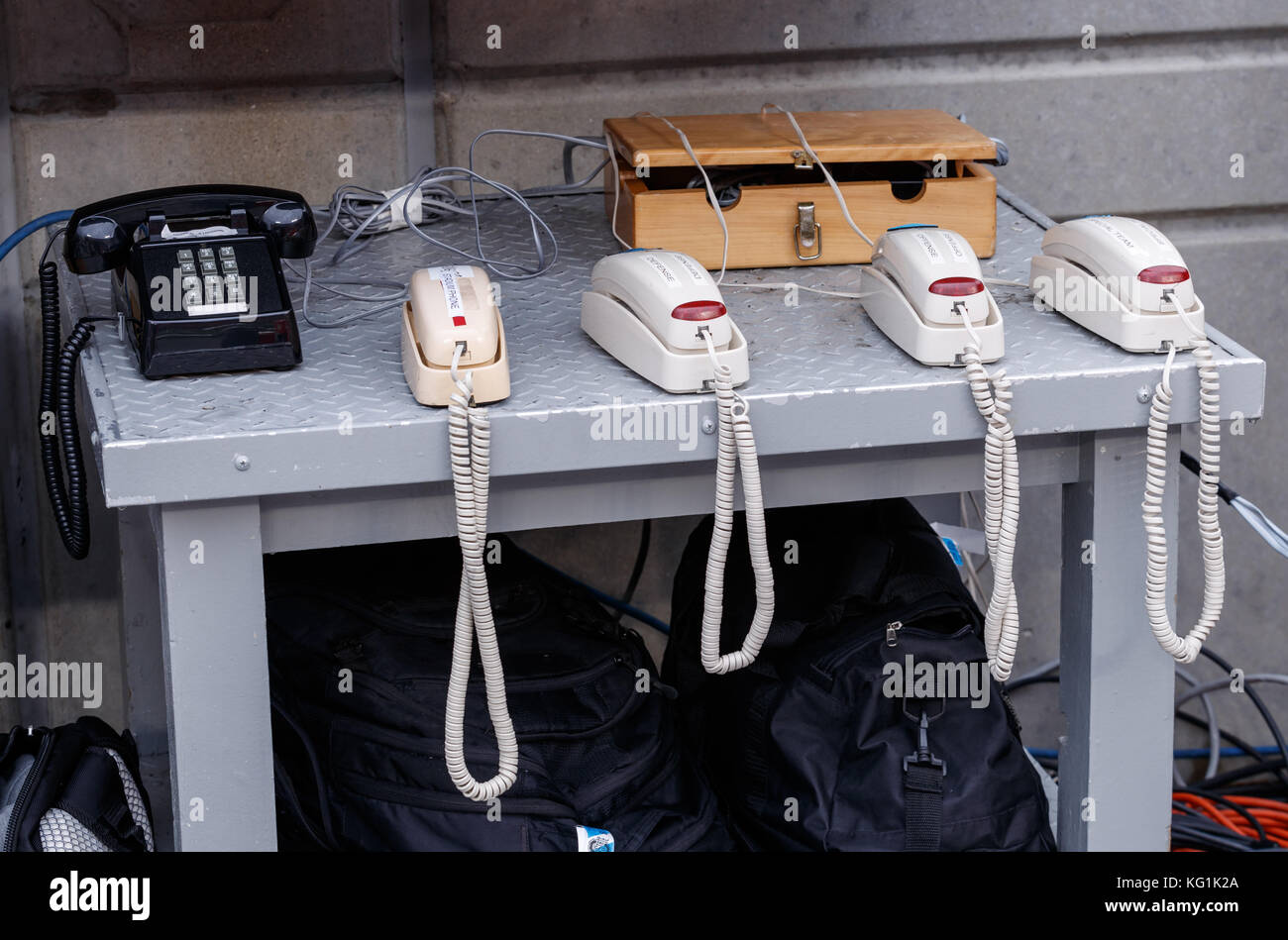 28. Oktober, 2017: Eine detaillierte Ansicht der Ohio State Roßkastanie Nebenerwerb Telefone in einem NCAA Football Spiel zwischen der Ohio State Buckeyes und der Penn State Nittany Lions am Ohio Stadium, Columbus, OH. Adam Lacy/CSM Stockfoto