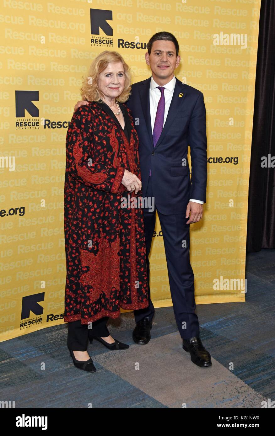 New York, NY, USA. November 2017. Liv Ullmann, David Miliband at Arrivals for the International Rescue Committee (IRC) 2017 Rescue Dinner, New York Hilton Midtown, New York, NY 2. November 2017. Quelle: Derek Storm/Everett Collection/Alamy Live News Stockfoto