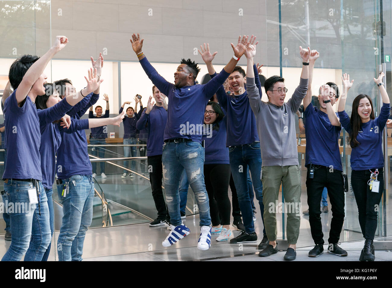 Mitarbeiter von Apple feiern die neue Veröffentlichung des iPhone X im Apple Store in Omotesando am 3. November 2017 in Tokio, Japan. Mehr als zweitausend Menschen standen sich am frühen Morgen des Launch-Tages geduldig an, um das neue iPhone-Modell zu erwerben, das Gesichtserkennung und ein neues Design ohne Home-Taste beinhaltet. Japan war eines der ersten Länder, in denen Apple-Fans das iPhone X (iPhone 10) kaufen konnten. Das neue iPhone X kostet 112.800 JPY für das 64-GB-Modell und 129.800 JPY für das 256-GB-Modell. Quelle: Rodrigo Reyes Marin/AFLO/Alamy Live News Stockfoto