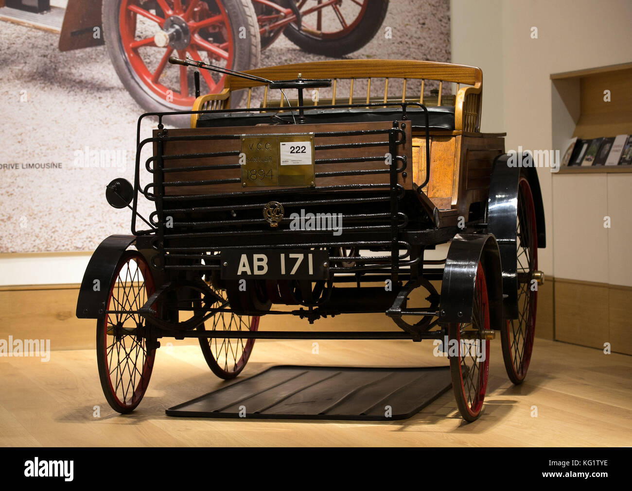 Ein Blick auf einen 1894 Santler 3 1/2 PS Dogcart, den ältesten funktionierenden britischen Motorwagen der Welt, der am 3. November im Londoner Bonhams zum Brighton Run Sale gehört. Stockfoto