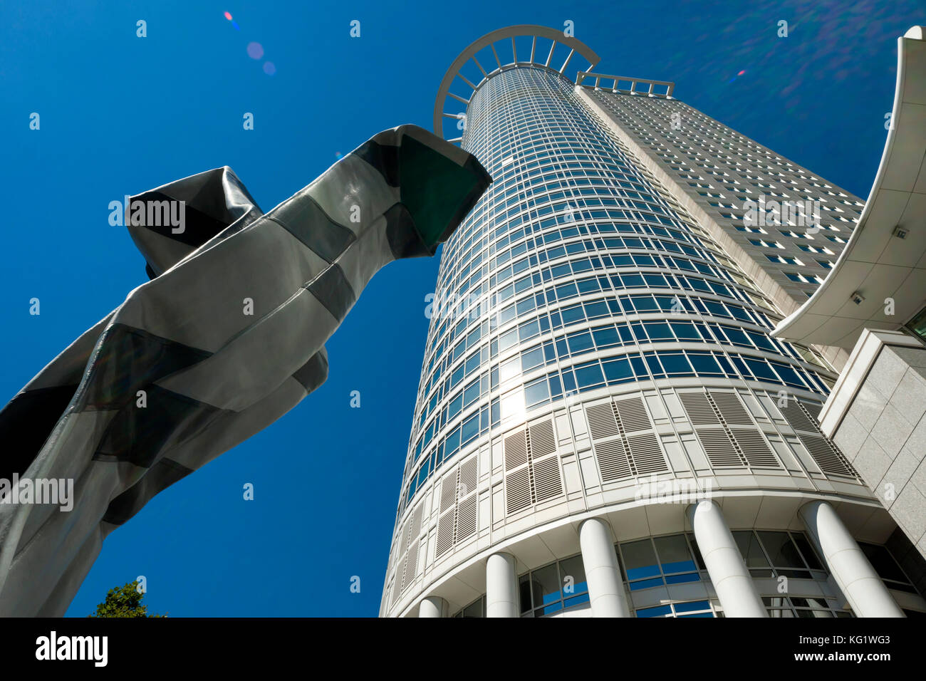 Frankfurt am Main, Hessen, Deutschland: DZ-Bank-Skulptur "Invertiert und Kragen" von Claes Oldenburg Stockfoto