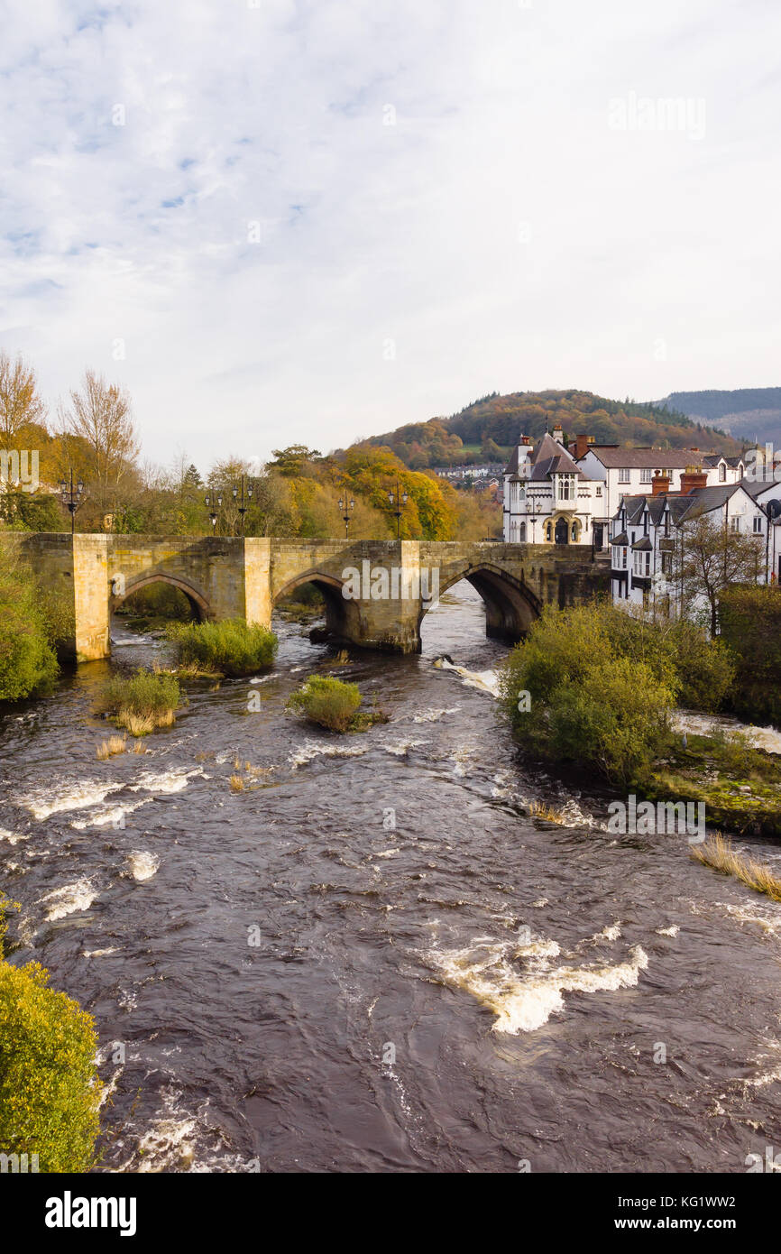 Die Dee Brücke in Llangollen eines der sieben Wunder Von Wales erbaut im 16th. Jahrhundert ist es die wichtigste Überquerung des Flusses Dee oder Afon Dyfrdwy Stockfoto