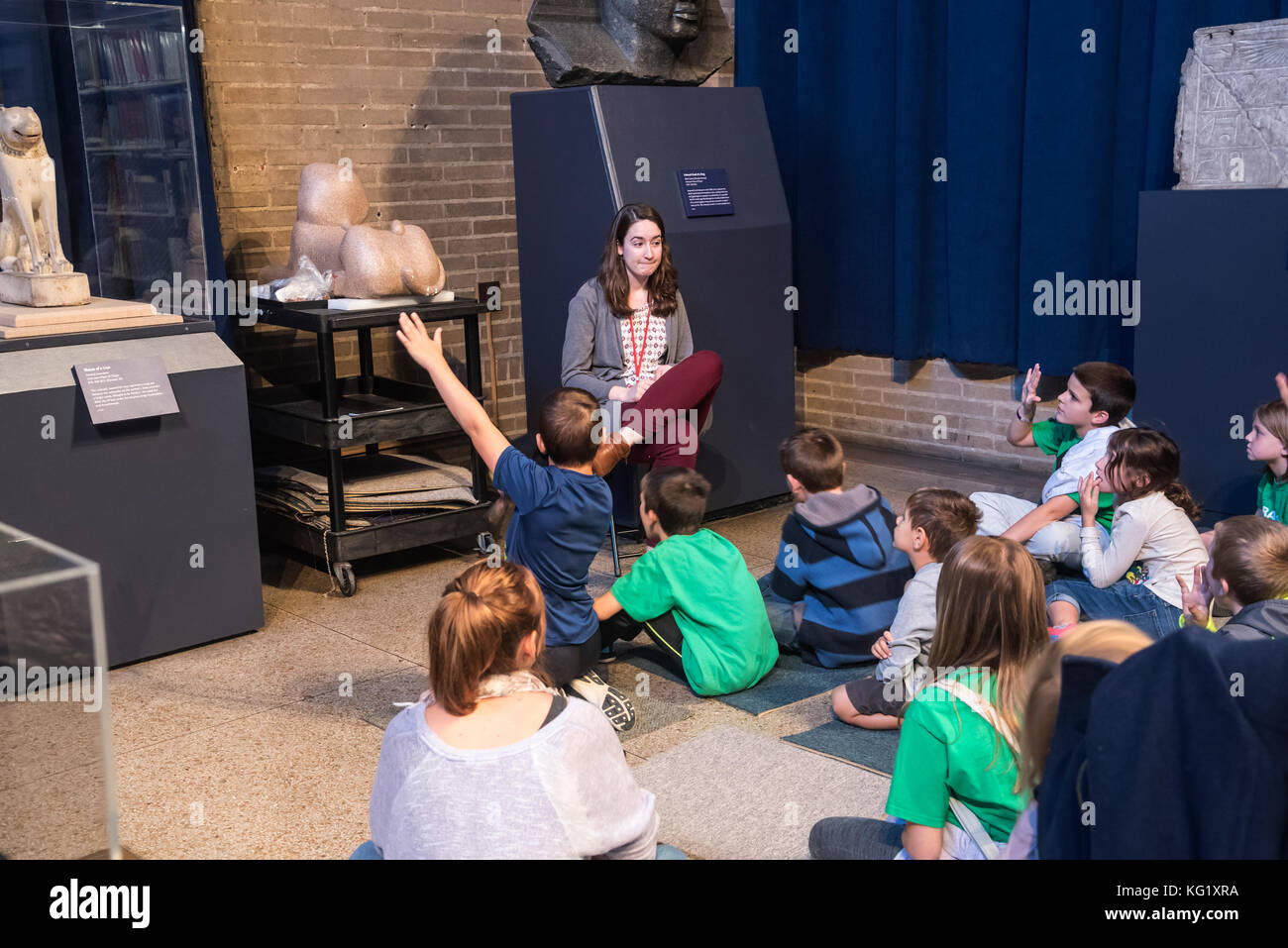 Junior Schüler hören Sie einen einführenden Vortrag, Universität von Pennsylvania Museum der Archäologie und der Anthropologie, Philadelphia, Pennsylvania, USA Stockfoto