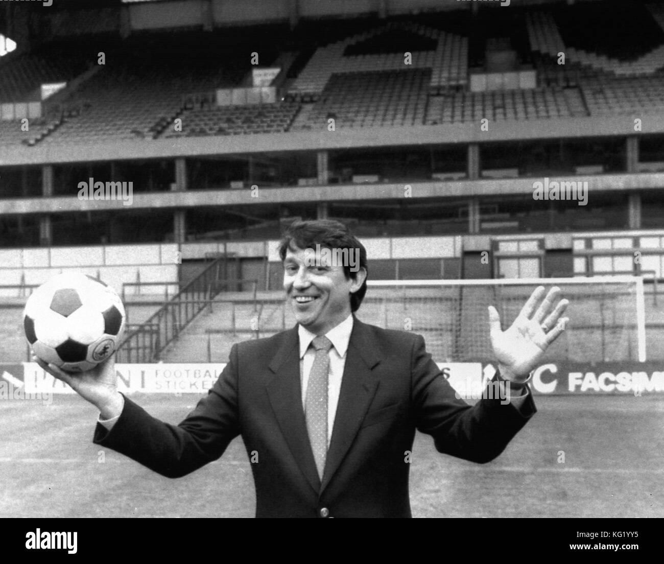 Graham Taylor, der neue Manager von Aston Villa in Villa Park, Birmingham, trat nach seinem Rücktritt von Watford, dem Fußballteam, das er von der vierten Division in die erste Division führte, zurück. *Drahtbild. *PNR. *Wolverhampton Express und Star, Shropshire Star, Daily News Out. Stockfoto