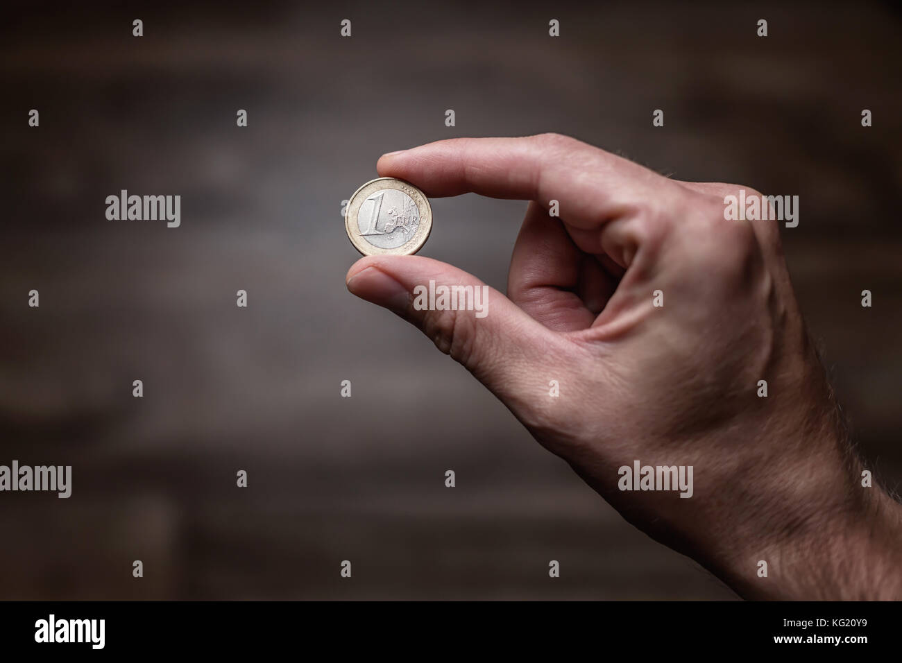 Euro Münze in zwischen Daumen und Zeigefinger. Stockfoto