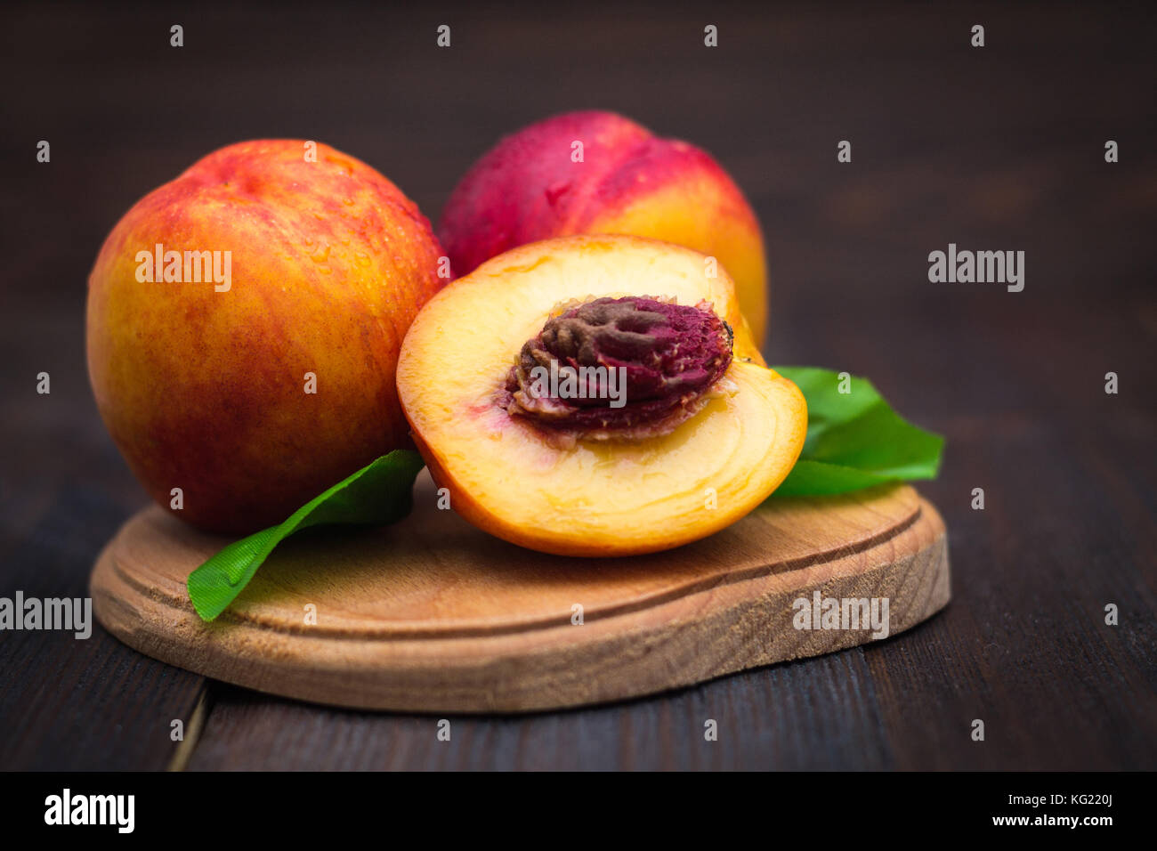 Reife Pflaumen, Nektarinen und Brugnolen auf einem Holztisch. reife Frucht auf einer rauhen Holz- Hintergrund. rustikale Küche. Stockfoto