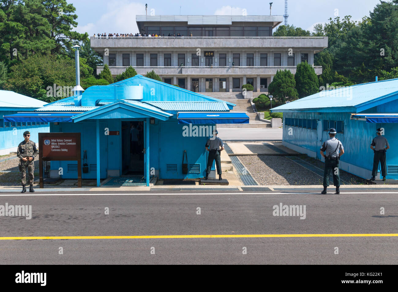 JSA innerhalb der DMZ, Korea - 8. September 2017: UN-Soldaten in der Nähe von blauen Gebäude an der koreanischen Grenze mit Nordkoreanischen Touristen auf dem Stockfoto