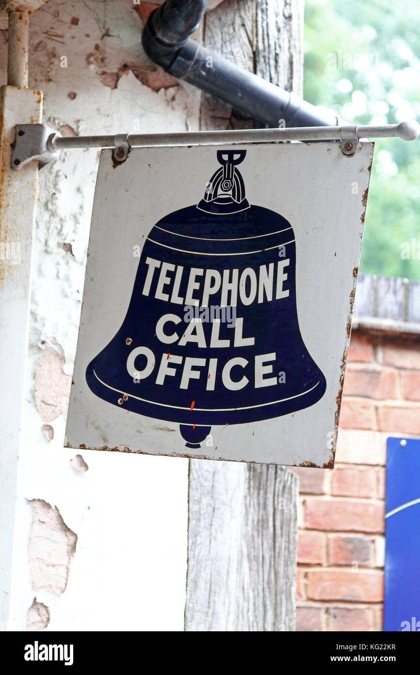 Ein Schild, das Telefonat in das Büro in der Nationalen Telefon Kiosk Sammlung, Avoncroft Museum von Gebäuden, Bromsgrove, Worcestershire, England, Großbritannien Stockfoto