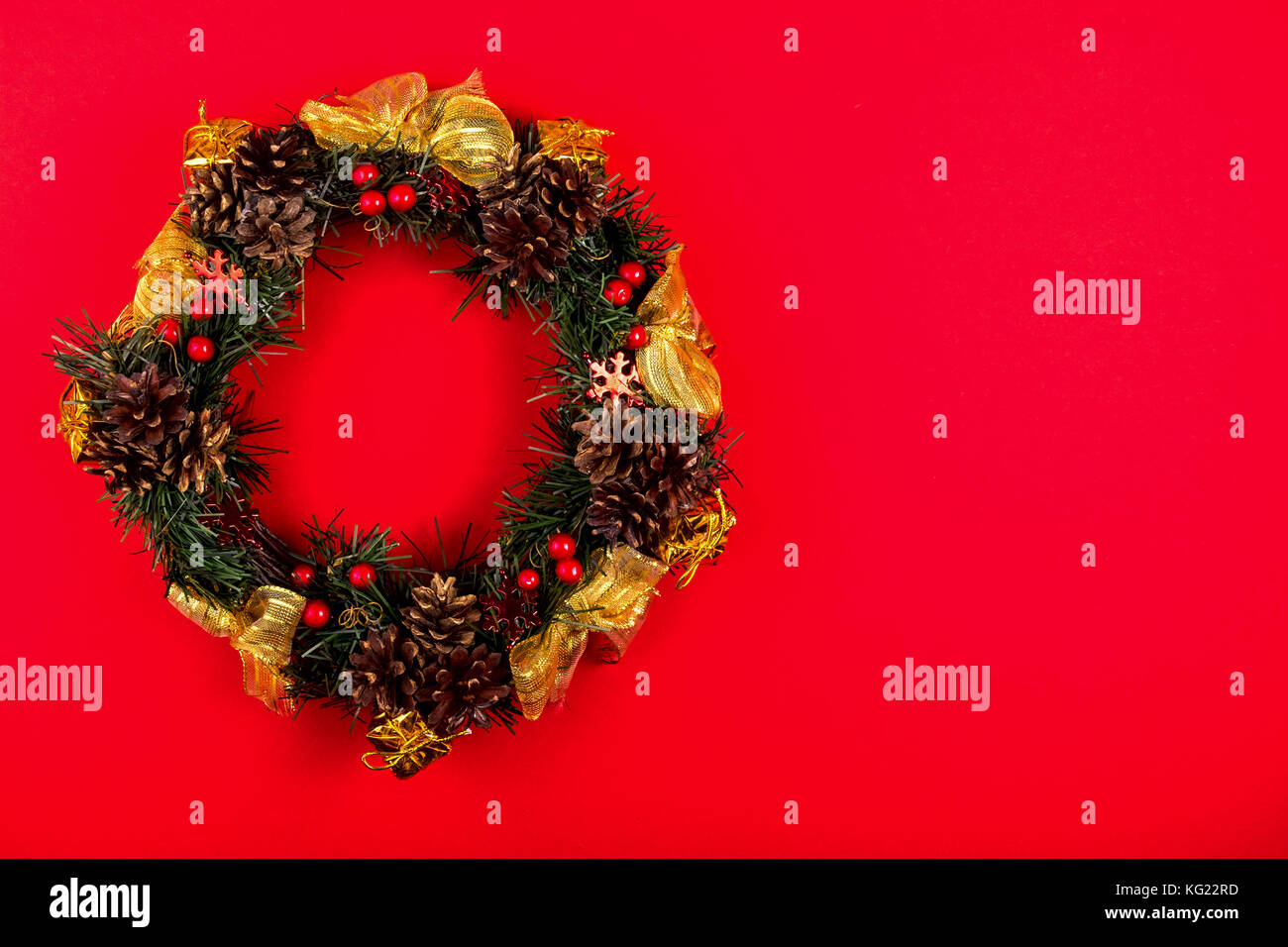 Weihnachten Kranz, urlaub Zusammensetzung auf einem roten Hintergrund. top View Stockfoto