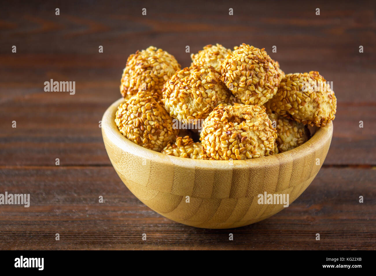 Cookies mit Sesam auf einem Holztisch Stockfoto