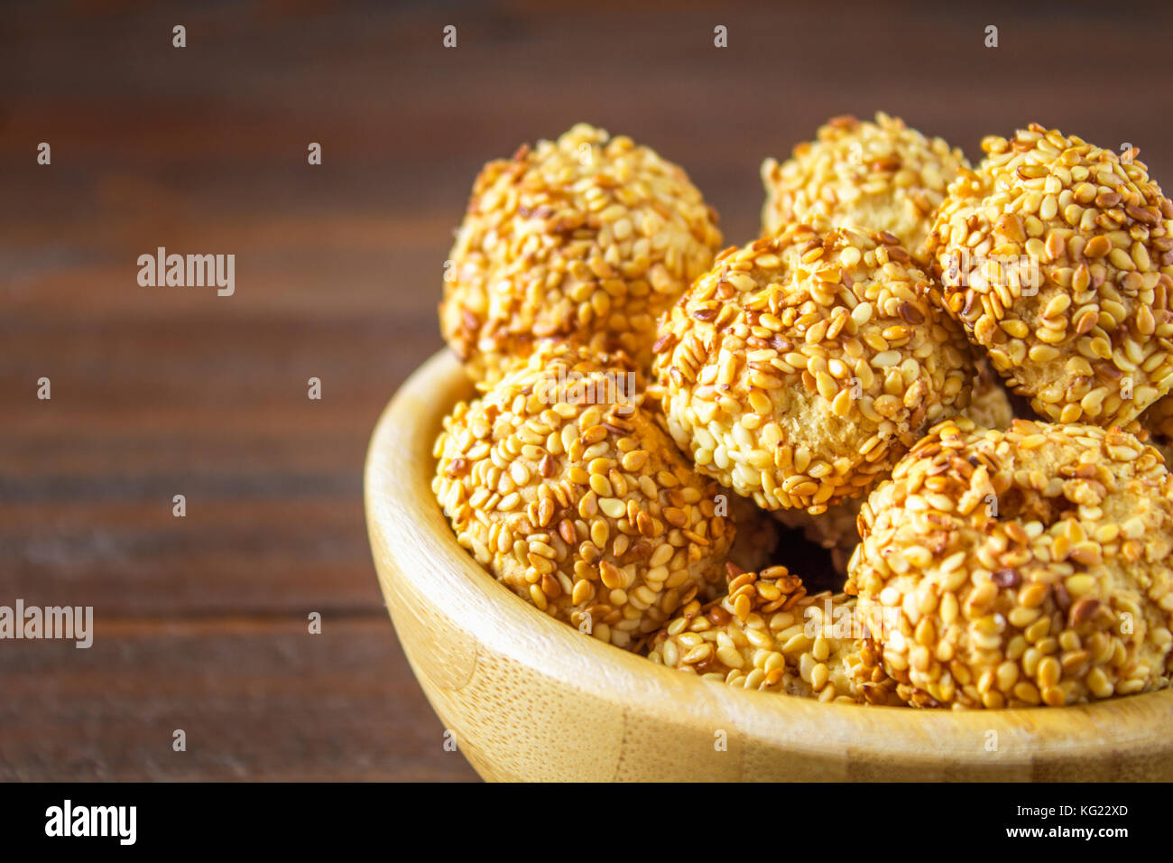 Cookies mit Sesam auf einem Holztisch Stockfoto