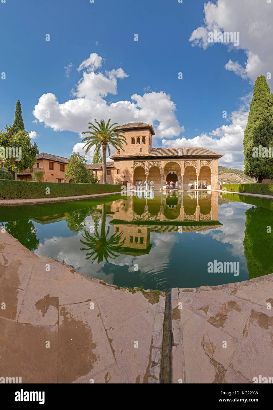 Palacio del des Generalife, Palacios Nazaries, Alhambra, Granada, Spanien *** Local Caption *** Schloss, Wasser, Sommer, Leute, maurische Architektur, Palm Tree Stockfoto