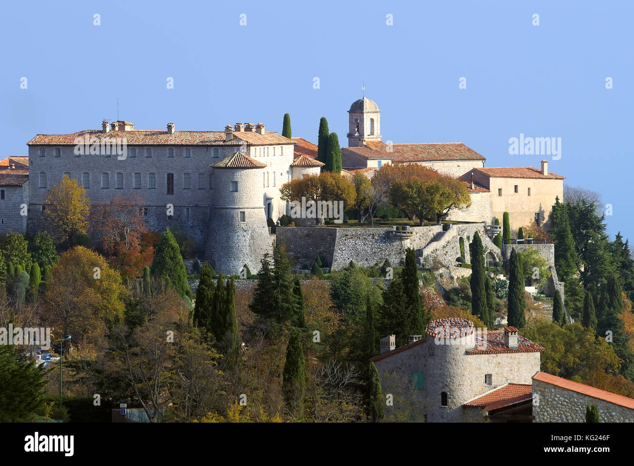 Dorf Gourdon, an der Spitze des Berges, im Süden Osten Frankreich im Herbst Stockfoto