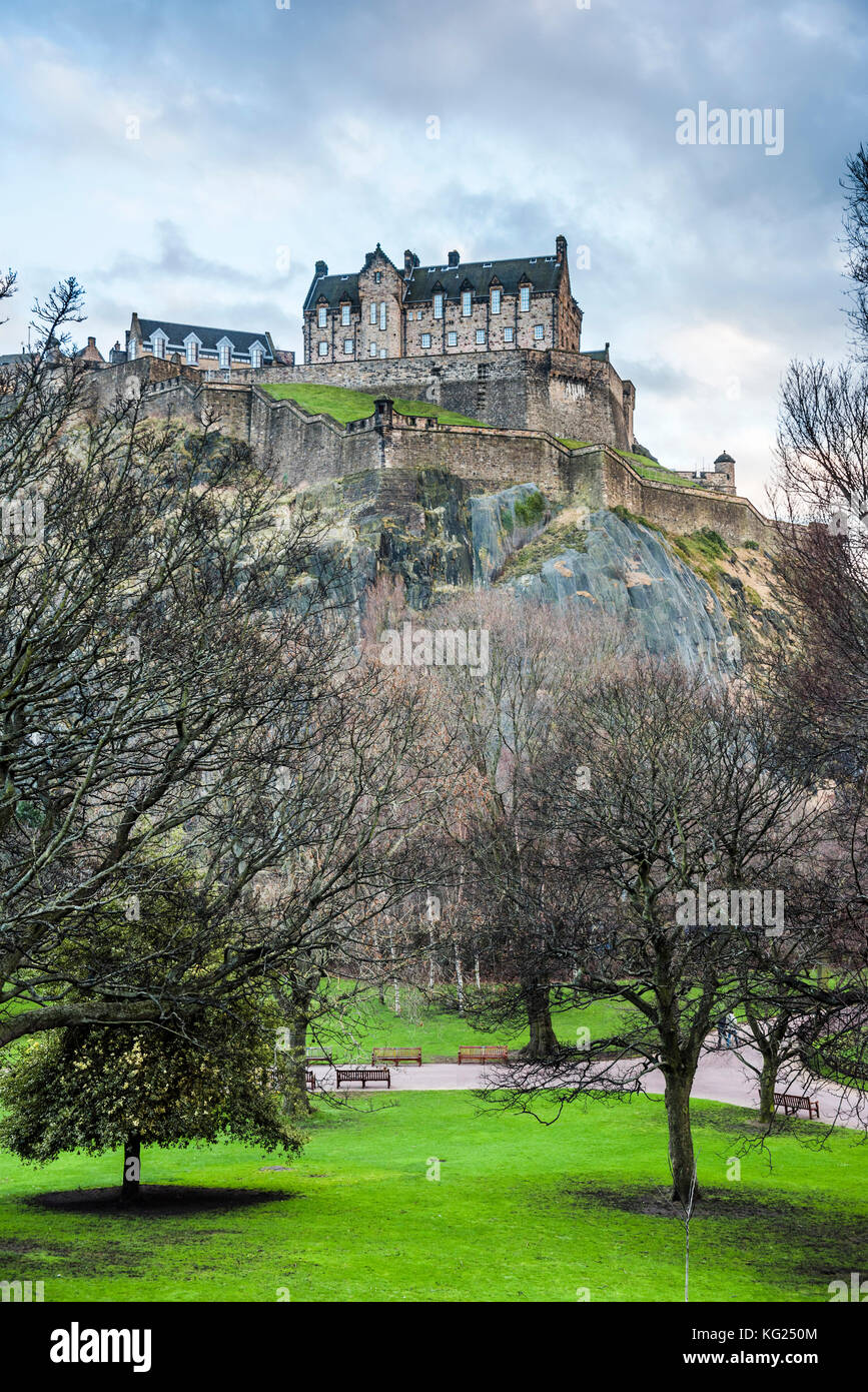 Edinburgh Castle, UNESCO-Weltkulturerbe, von Princes Street Gardens aus gesehen, Edinburgh, Schottland, Großbritannien, Europa Stockfoto