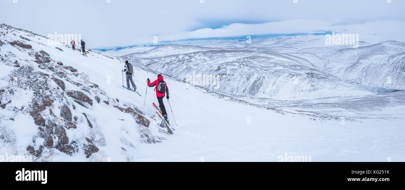 Skitouren bei Cairngorm Mountain Ski Resort, Aviemore, Cairngorms National Park, Schottland, Großbritannien, Europa Stockfoto