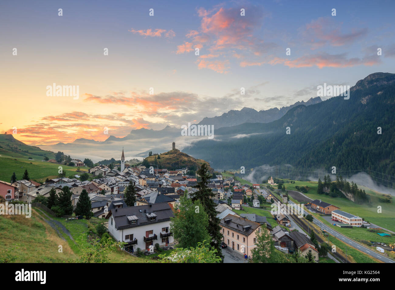 Rosa Wolken bei Sonnenaufgang auf dem Alpendorf Ardez, Kanton Graub?nden, Bezirk Inn, Unterengadin, Schweiz, Europa Stockfoto