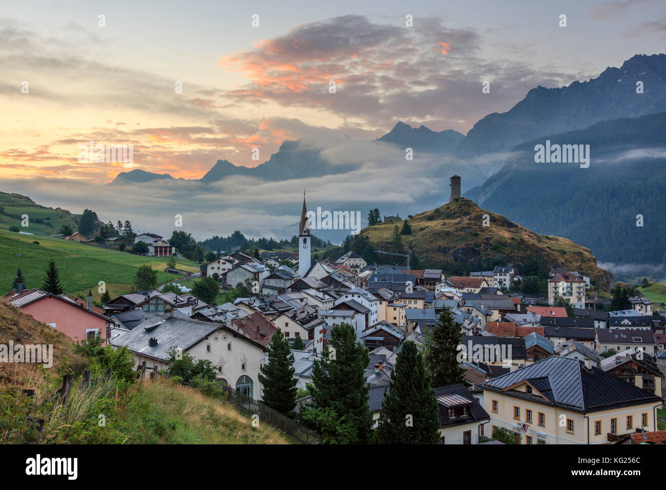 Nebelhimmel auf dem Alpendorf Ardez bei Sonnenaufgang, Bezirk Inn, Unterengadin, Kanton Graubünden, Schweiz, Europa Stockfoto