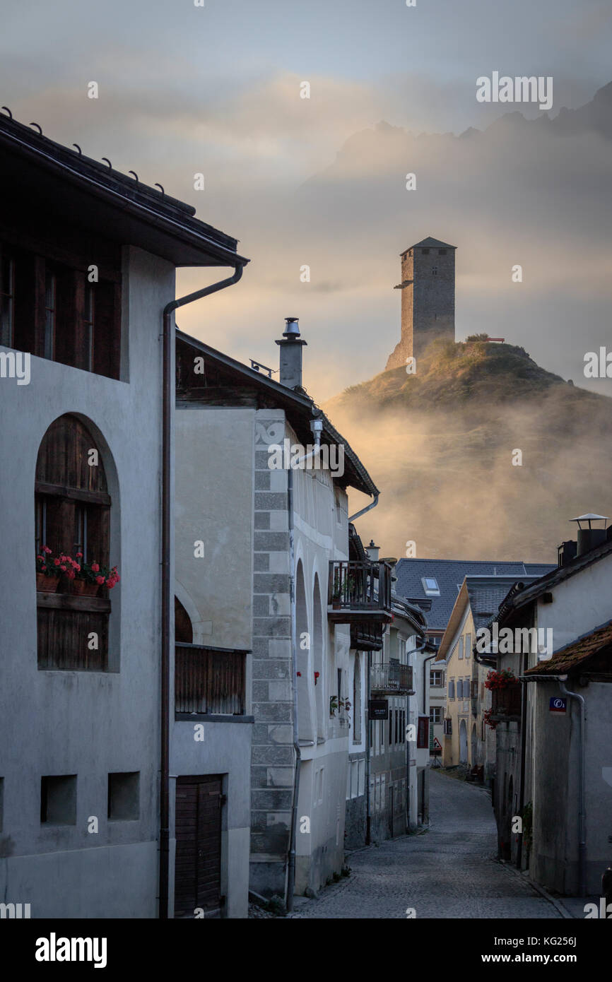 Nebelhimmel auf dem Alpendorf Ardez bei Sonnenaufgang, Kanton Graub?nden, Bezirk Inn, Unterengadin, Schweiz, Europa Stockfoto