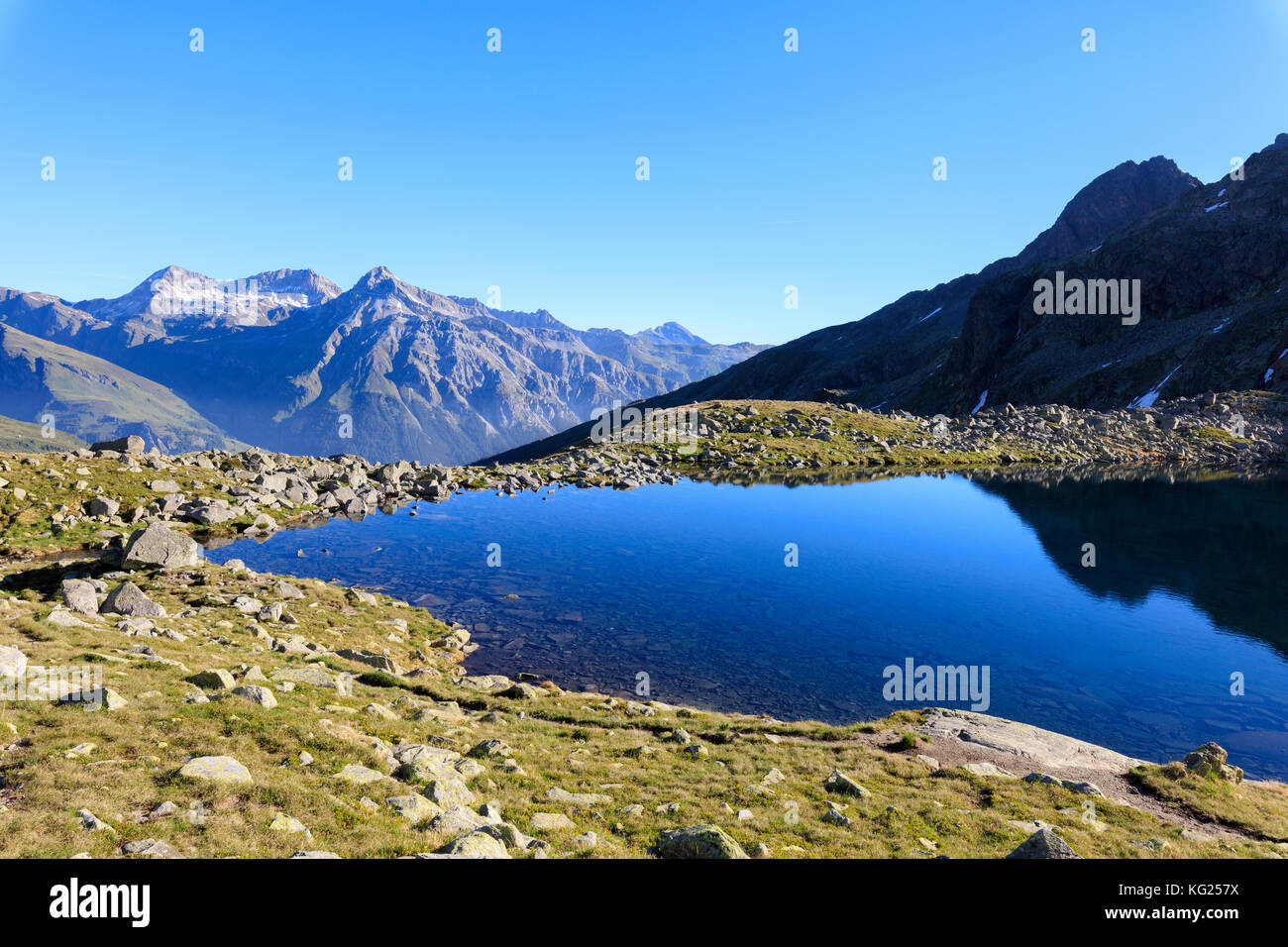 See Bergsee bei Sonnenaufgang, Chiavenna Tals, spluga Tal, spluga, Provinz von Sondrio, Valtellina, Lombardei, Italien, Europa Stockfoto