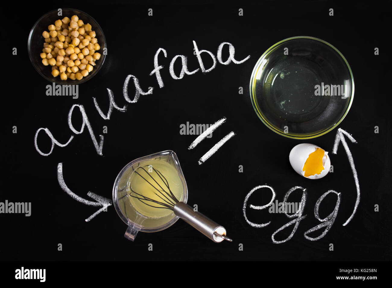 Kichererbse flüssiges Wasser Sole entleeren. vegan aquafaba Stockfoto