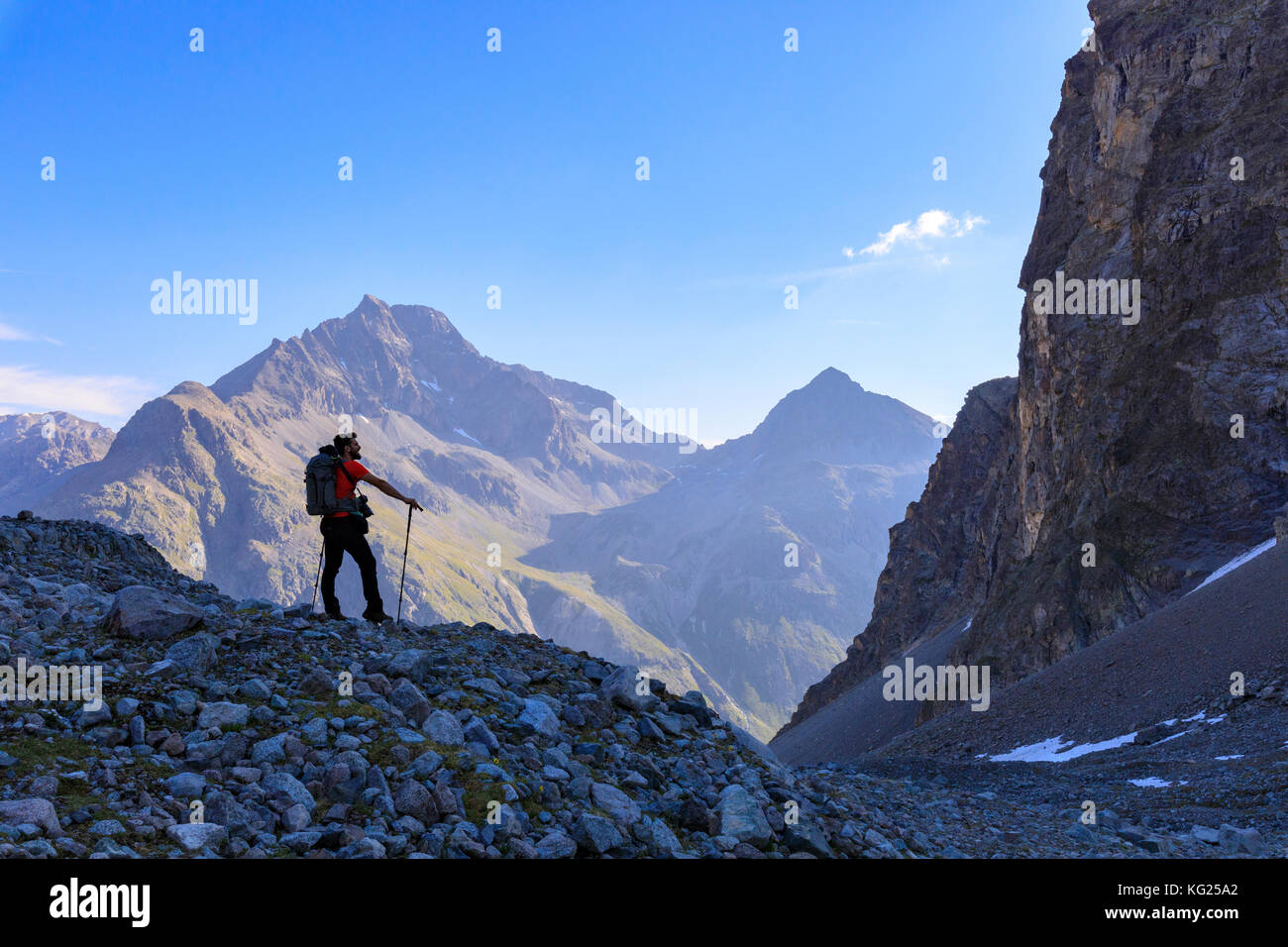 Wanderer auf dem Weg zum lej Lagrev, st. moritz, Oberengadin, Kanton Graubünden, Schweiz, Europa Stockfoto