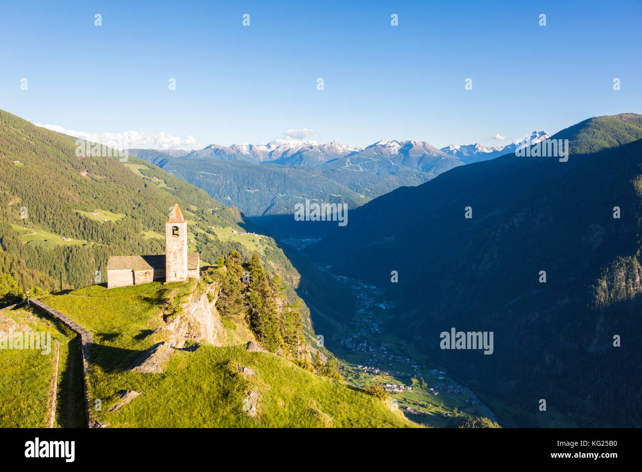 Antike Kirche auf den Bergen, San Romerio Alp, Brusio, Kanton Graubünden, Poschiavo Tal, Schweiz, Europa Stockfoto