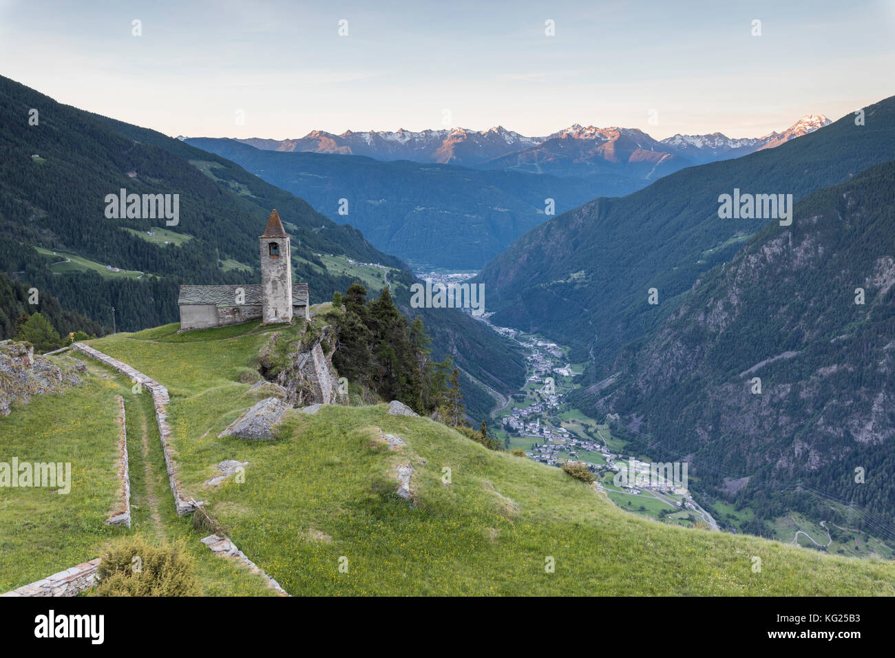 Antike Kirche bei Sonnenaufgang, San Romerio Alp, Brusio, Kanton Graubünden, Poschiavo Tal, Schweiz, Europa Stockfoto