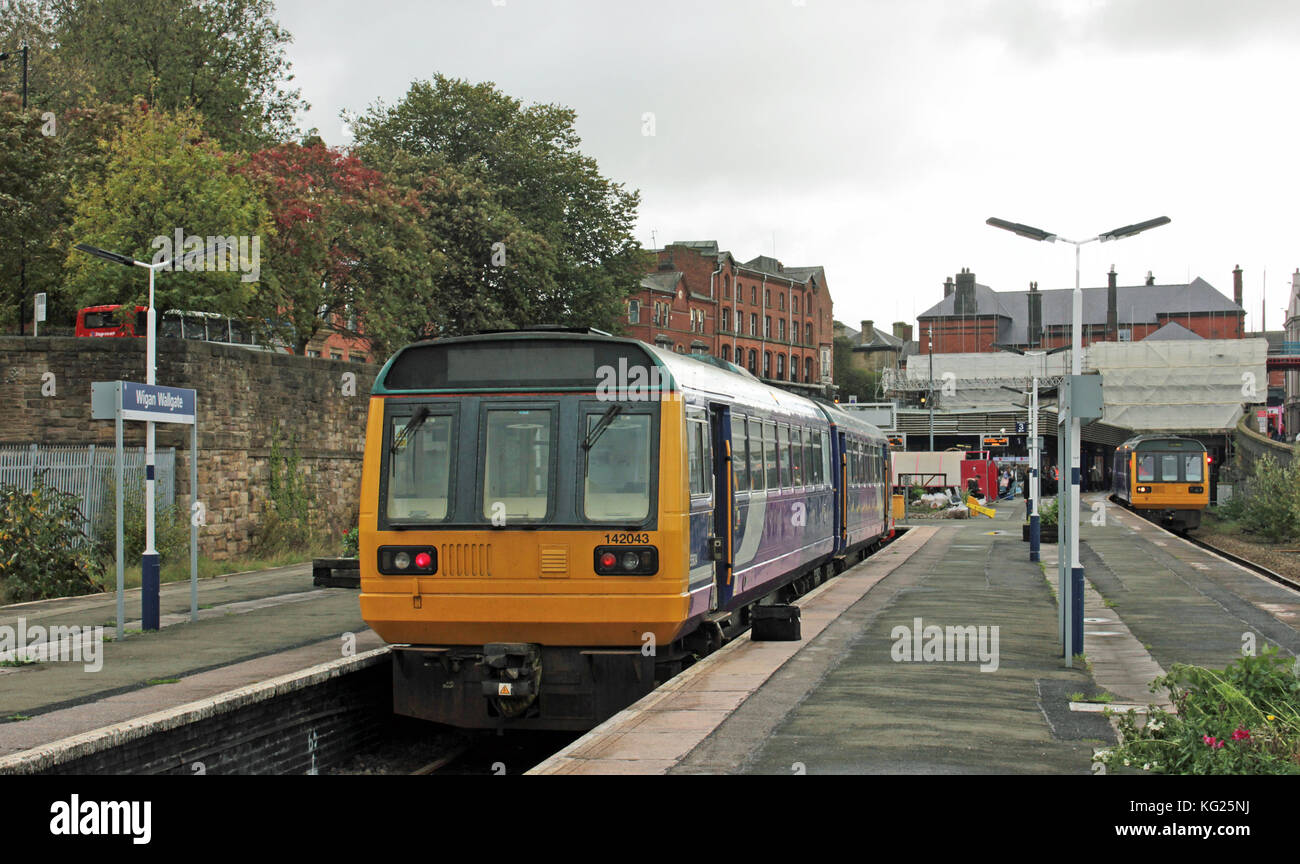 Ein Zug der Northern Railway steht auf dem Bay Platform am Wigan Wallgate Bahnhof in Greater Manchester, bevor er nach Kirkby auf Merseyside fährt. Stockfoto
