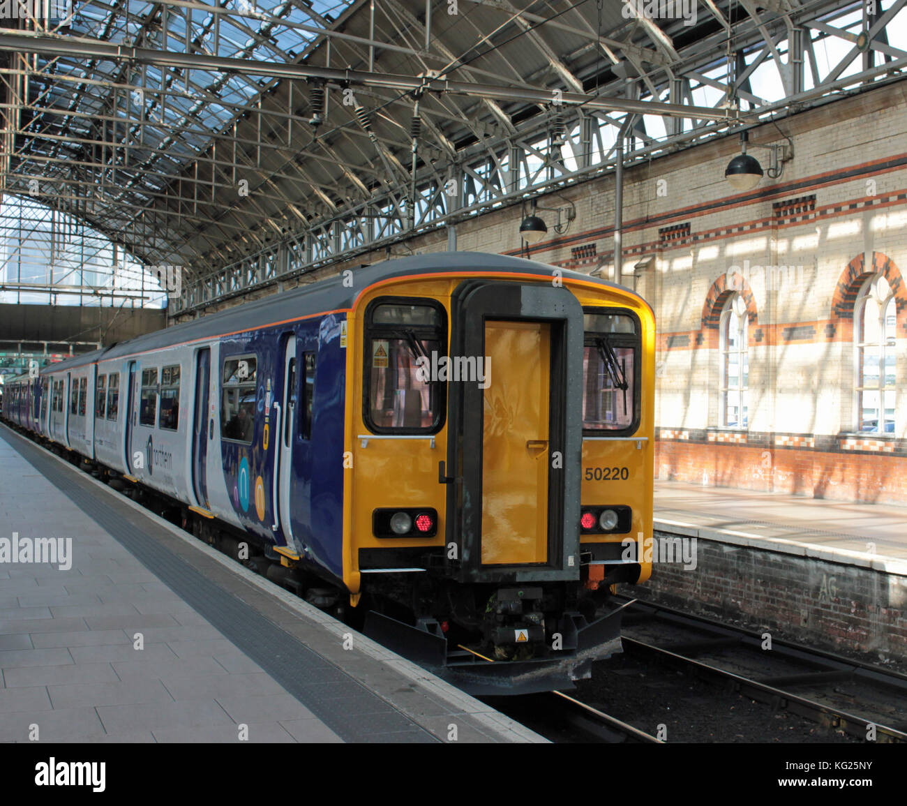 Ein kürzlich renovierter und neu lackierter Zug der Northern Railway steht auf Bahnsteig zwei in Manchester Piccadilly, bevor er nach New Mills fährt. Stockfoto