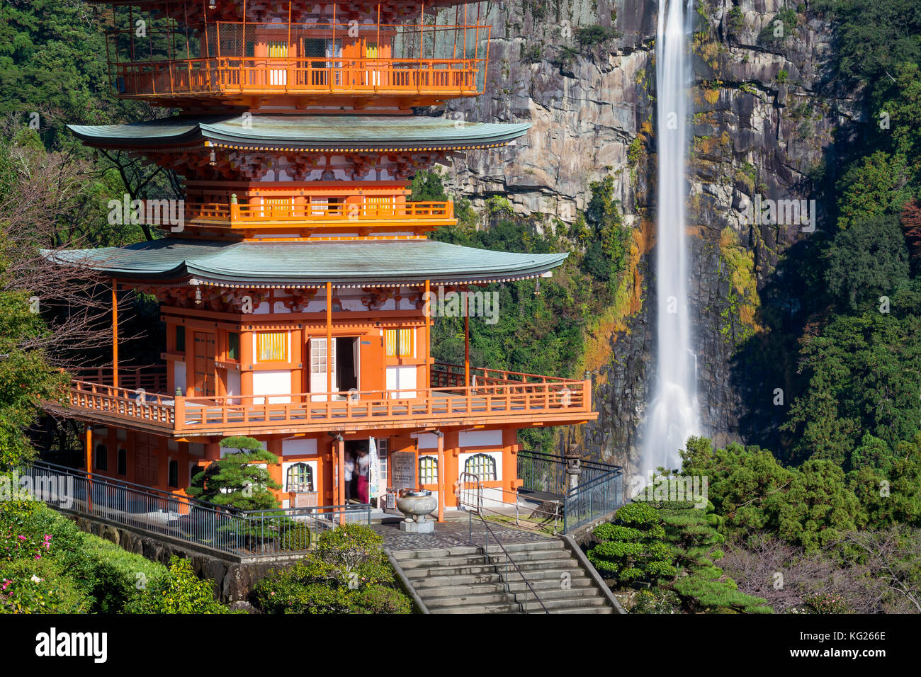 Nachisan Seiganto-ji-Pagode in Kumano Nachi Schrein mit Nachi fällt im Hintergrund, Wakayama, Japan, Asien Stockfoto