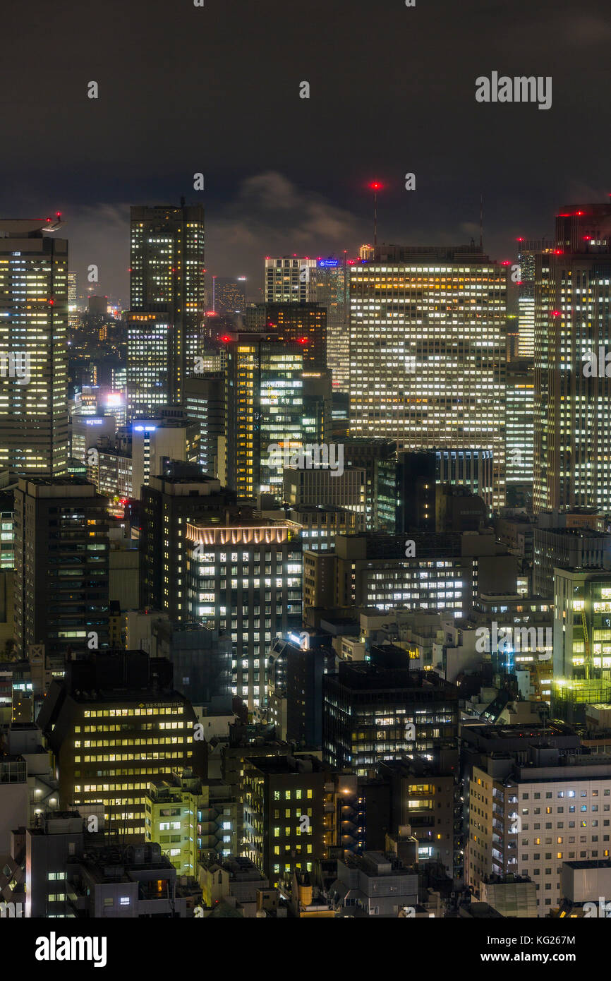 Gebäude in der Innenstadt bei Nacht, Tokio, Japan, Asien Stockfoto