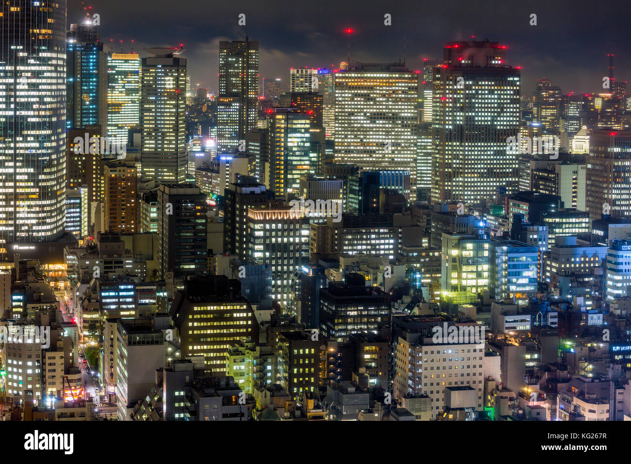 Gebäude in der Innenstadt bei Nacht, Tokio, Japan, Asien Stockfoto