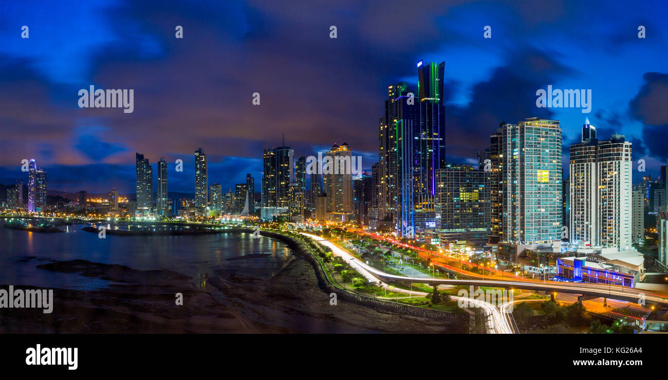 Skyline der Stadt leuchtet in der Dämmerung, Panama City, Panama, Mittelamerika Stockfoto