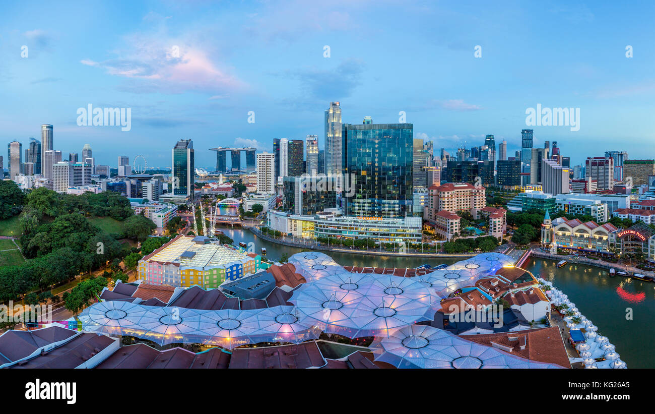 Skyline der Stadt und den Restaurants am Flussufer im Vergnügungsviertel von Clarke Quay, Singapur, Südostasien, Asien Stockfoto