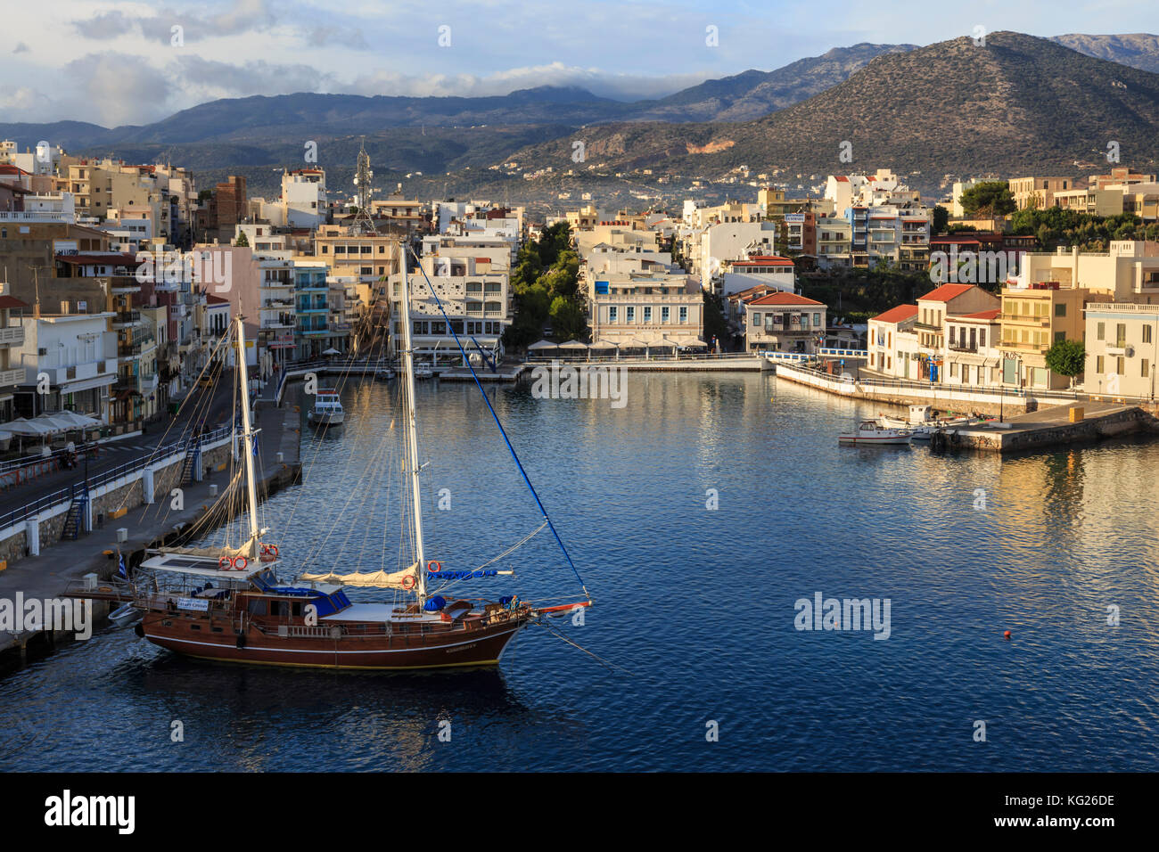Attraktiver Hafen und Stadt mit Bergen, von Mirabello Bay, Agios Nikolaos, Lasithi, Kreta, Griechische Inseln, Griechenland, Europa Stockfoto