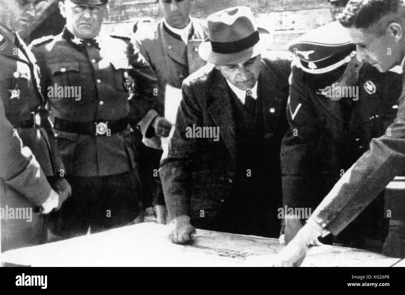 Heinrich HIMMLER (1900-1945) zweiter von rechts überprüfenden Plänen in Auschwitz am 18. Juli 1942 mit Bauleiter Max Faust von der IG Farben zu seiner Rechten Stockfoto