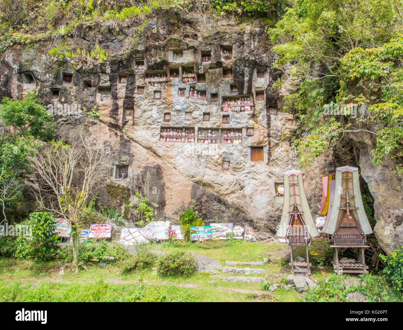 An dieser Grabklippe sind unter den Krypten Tana Toraja, Sulawesi, Indonesien Beileidszeichen von vergangenen Beerdigungen und Sargträgern hinterlassen Stockfoto