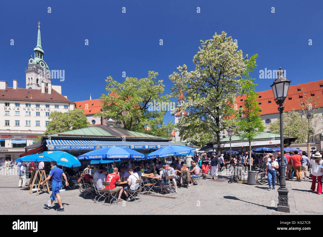 Viktualienmarkt Markt mit der St. Peter Kirche, München, Bayern, Deutschland, Europa Stockfoto